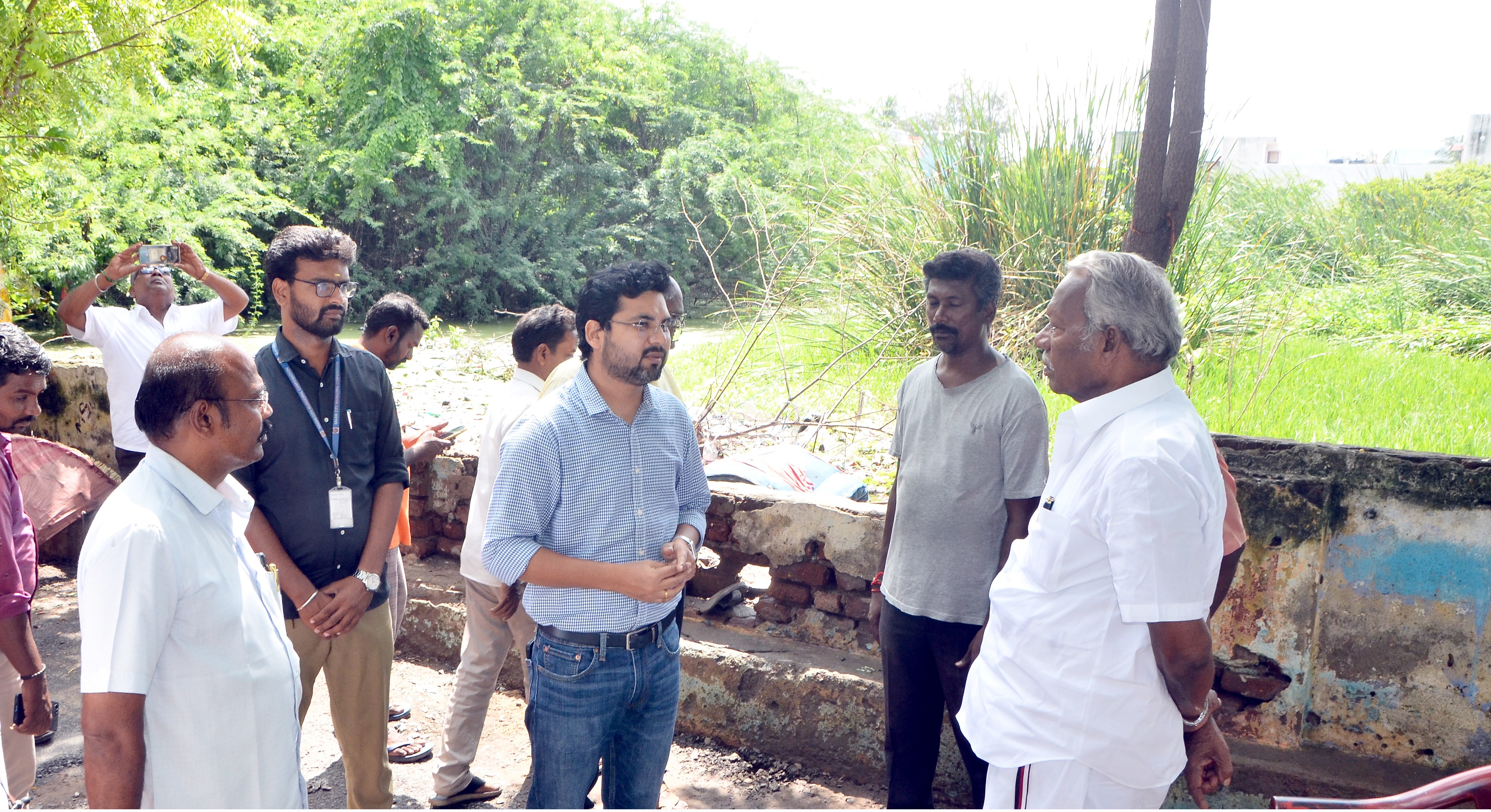 சேலம் மாநகராட்சி வீட்டுவசதி வாரிய குடியிருப்பு பகுதிகளில்,மாநகராட்சி மேயர் ஆ. இராமச்சந்திரன், ஆணையாளர் ரஞ்ஜீத் சிங் ஆய்வு