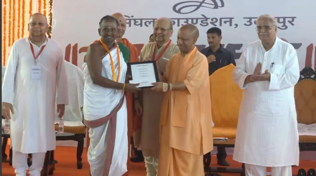 Yogi Adityanath Honors Shri Chandramouli Srowthi for Promoting Dharmic Values Through Vedic Education