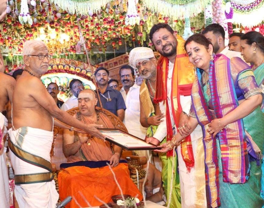 The Kanchi Kamakoti felicitates Sri Jagadish Kadavul as “Bharatiya Kalachara Seva Mani” in honor of his religious and social activities